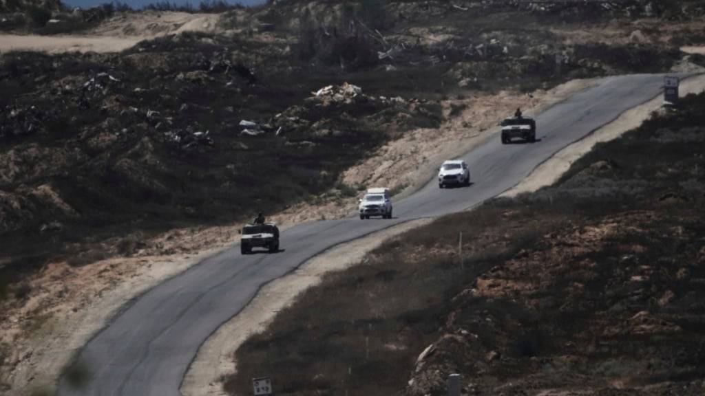 Ein Konvoi israelischer Militärfahrzeuge verlässt den Gazastreifen in der Nähe der Grenze zwischen Israel und Gaza, vom Süden Israels aus gesehen. Foto: Maya Alleruzzo/AP/dpa