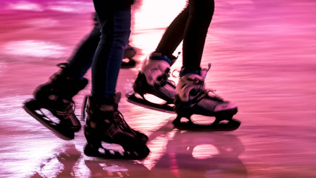 Eine künstliche Eisbahn der Luzerner Firma Glice soll im Legoland Deutschland das Schlittschuhlaufen ohne Strom, Wasser oder Kühlmittel ermöglichen. (Symbolbild)