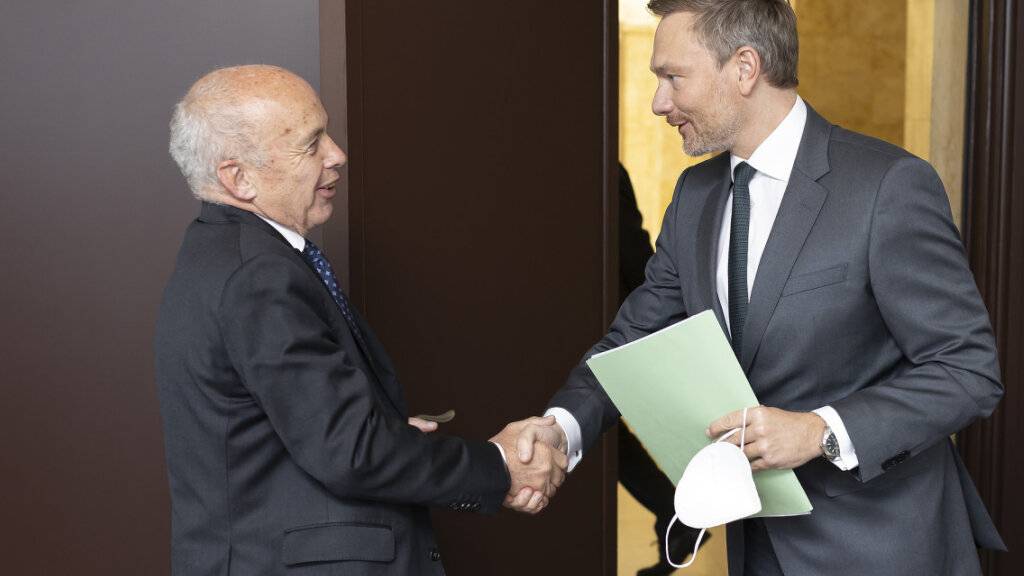 Handshake zwischen Finanzministern: Ueli Maurer und Christian Lindner beim Arbeitsbesuch des Schweizer Bundesrates in Berlin.