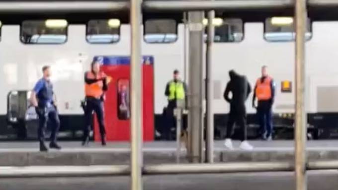 Mann droht in Bahnhof mit Messer – Polizei setzt Taser ein