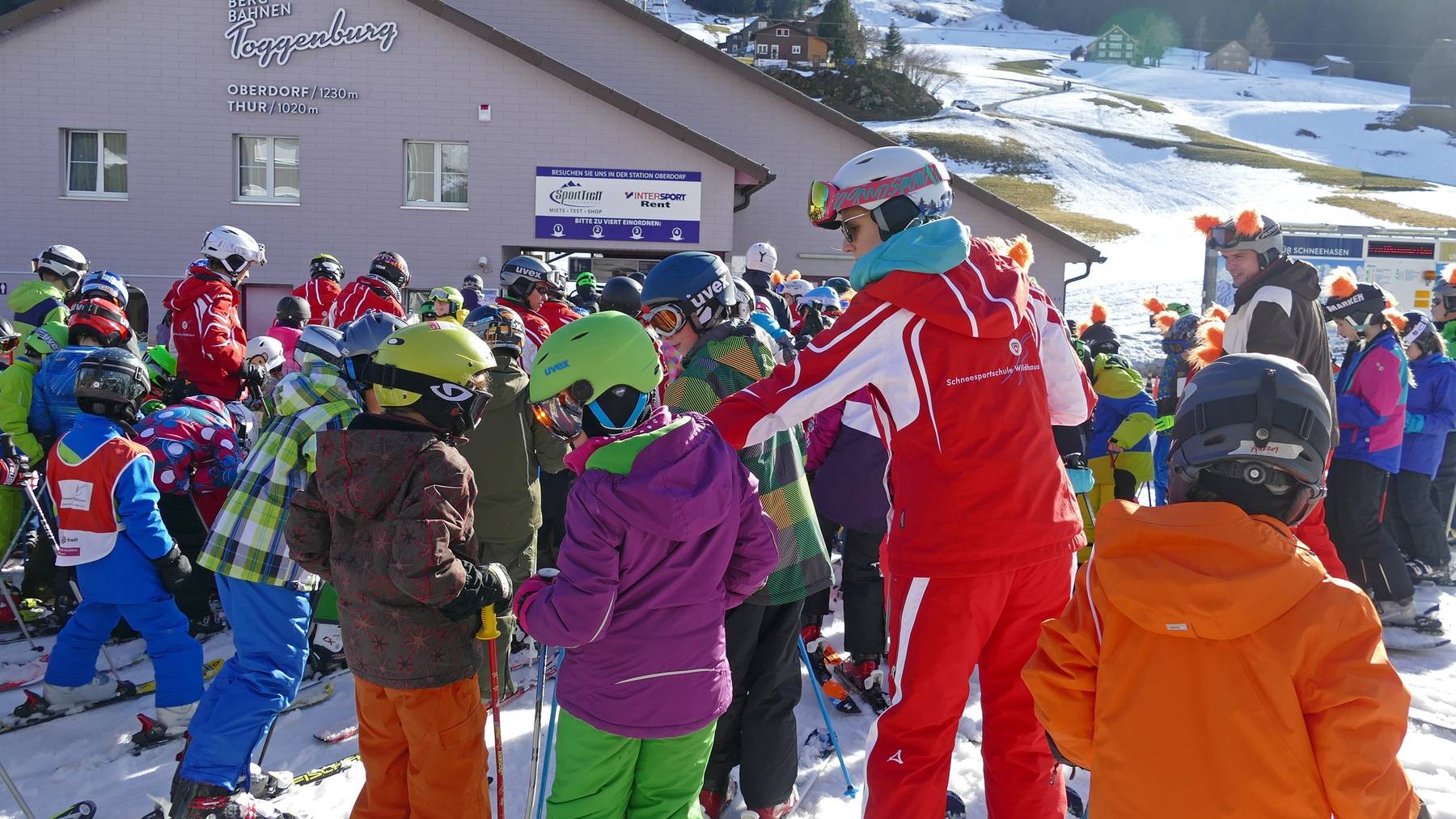 Der Start in die Wintersportferien ist geglückt - Skischüler warten an der Talstation in Wildhaus.