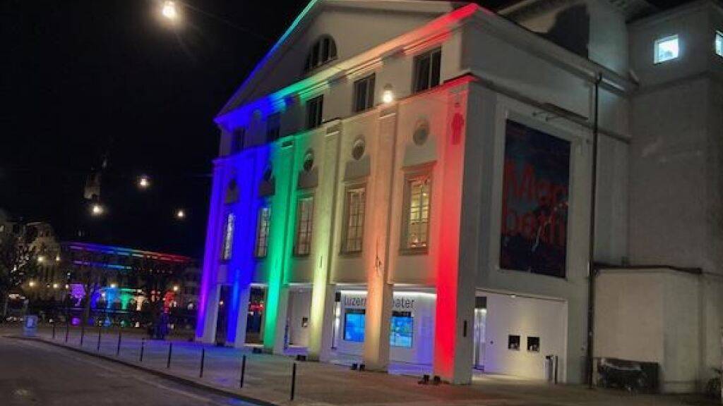 Bereits letzte Woche zeigte sich das Luzerner Theater mit der Ukraine solidarisch und beleuchtete seine Fassade mit den Regenbogenfarben.