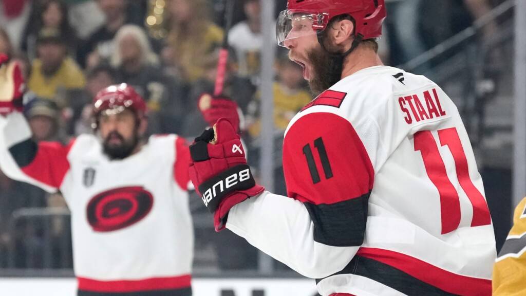 Doppel-Torschütze Jordan Staal (Nummer 11) schreit die Freude heraus