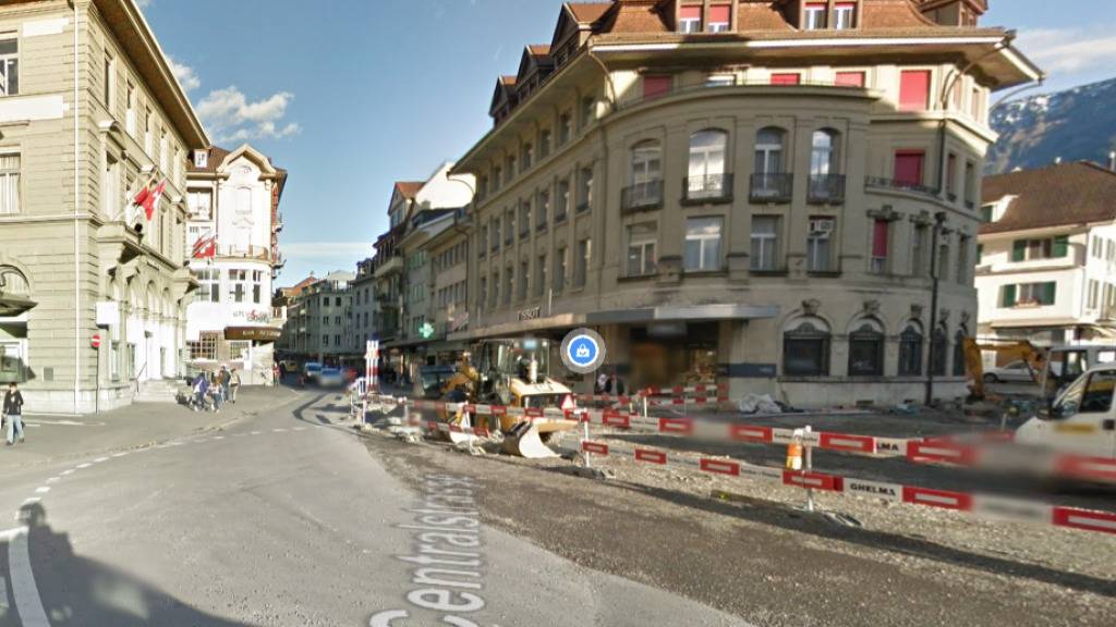 Der Tote wurde an der Interlakner Centralstrasse im Ortszentrum aufgefunden.
