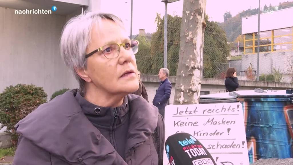 Maskenprotest vor Schule in Ebikon