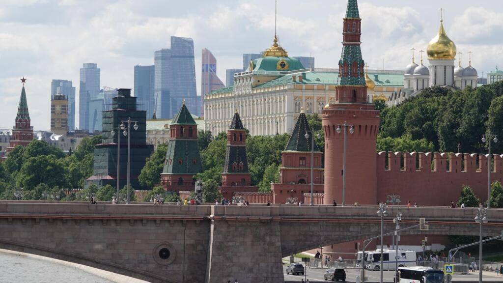 ARCHIV - Von der Moskwa aus sind hinter der Brücke der Kreml und das Hochhaus- und Geschäftsviertel Moskwa City (Hintergrund) zu sehen. Foto: Ulf Mauder/dpa