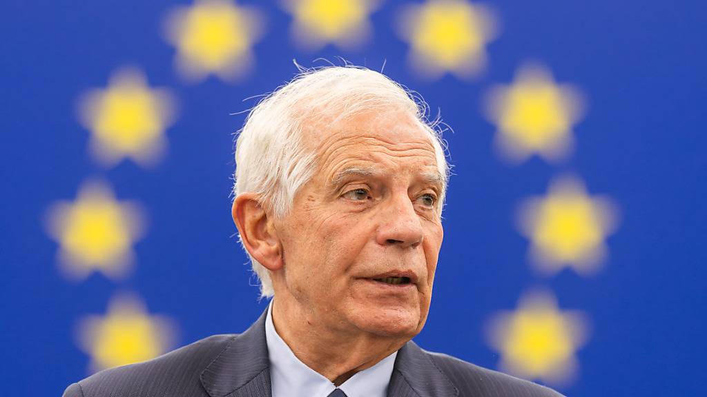 Der EU-Außenbeauftragte Josep Borrell spricht im Gebäude des Europäischen Parlaments in Straßburg. Foto: Philipp von Ditfurth/dpa
