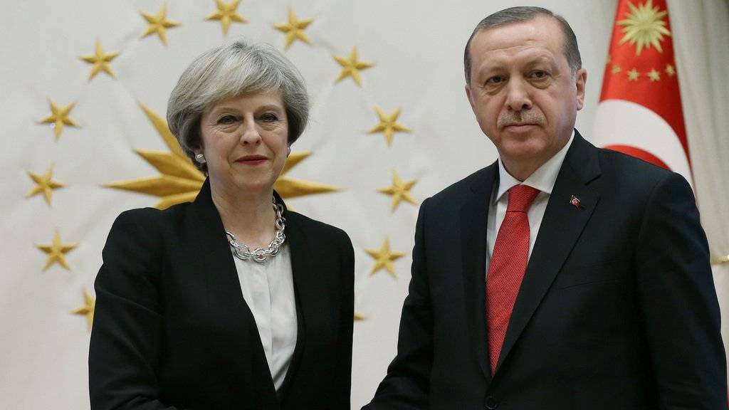 Die britische Premierministerin Theresa May trifft den türkischen Präsidenten Recep Tayyip Erdogan. Bei dem Treffen vereinbarten die beiden Politiker, die Handelsbeziehungen zwischen der Türkei und Grossbritannien zu vertiefen.