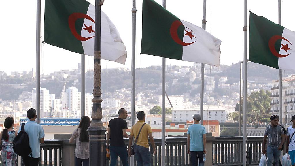 Algerische Flaggen wehen auf Halbmast entlang der Strandpromenade. Nach dem Tod des früheren Staatschefs Abdelaziz Bouteflika trauert Algerien. Laut Staatsagentur APS starb der langjährige Präsident des Landes am Freitagabend nach schwerer Krankheit. Foto: Fateh Guidoum/AP/dpa