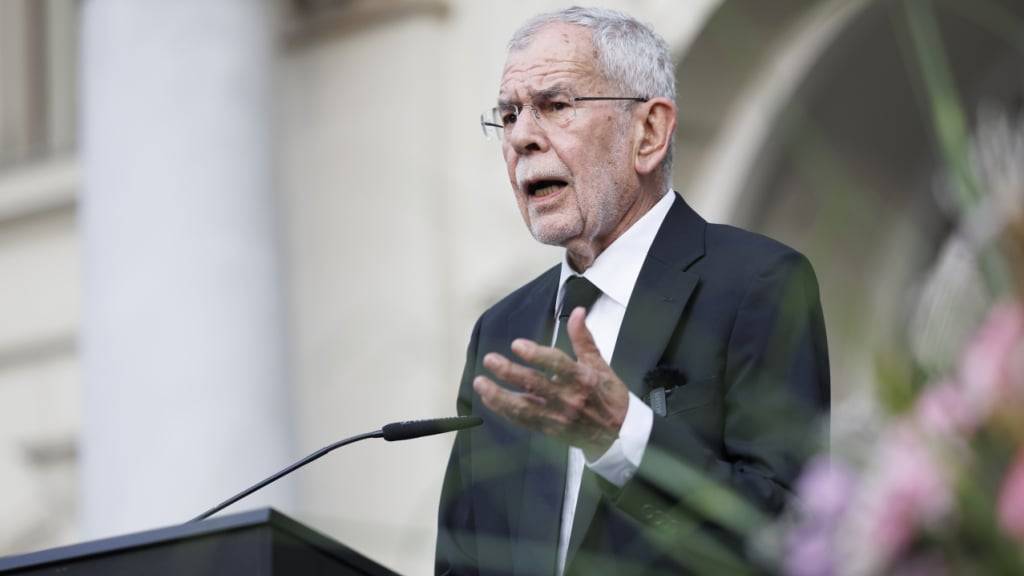 Der österreichische Bundespräsident Alexander van der Bellen spricht während einer Gedenkveranstaltung nach dem Amoklauf in einer Schule. Foto: Erwin Scheriau/APA/dpa