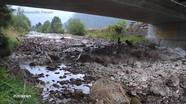 Die Sihl wird in Schwyz zum reissenden Fluss