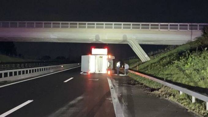 Lastwagenanhänger auf Autobahn bei Bösingen umgekippt