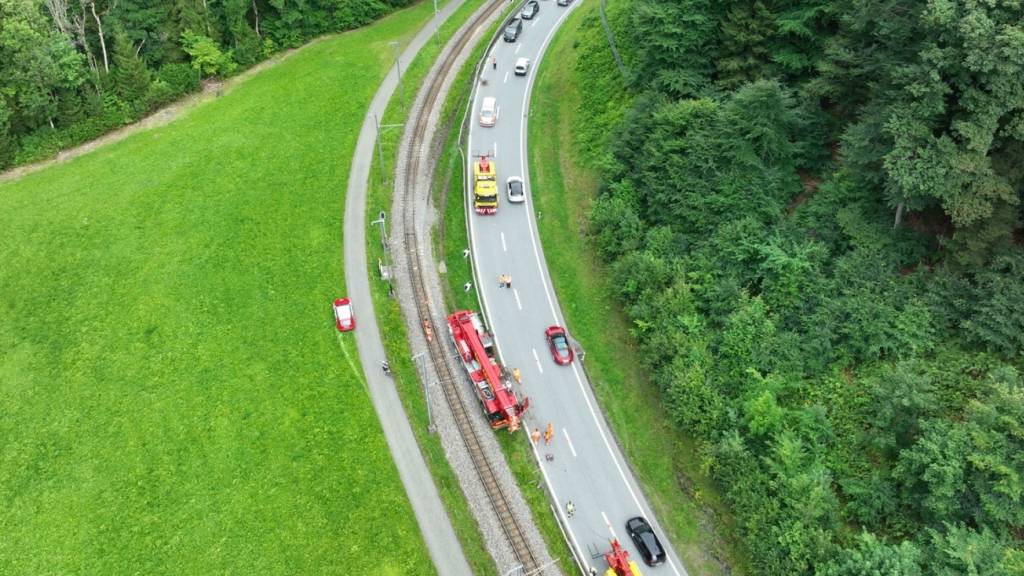 Das Kranfahrzeug kam unmittelbar neben den Geleisen der Rhätischen Bahn zum Stillstand.