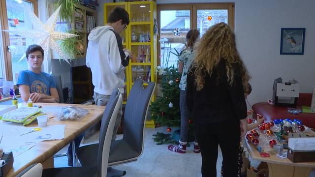 13-köpfige Grossfamilie bereitet sich auf Weihnachten vor