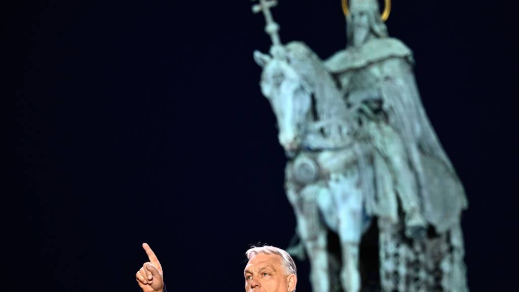 dpatopbilder - Ungarns Ministerpräsident Viktor Orban spricht zu Anhängern während der Wahlkampfabschlusskundgebung der regierenden Fidesz-Partei. Foto: Petr David Josek/AP/dpa