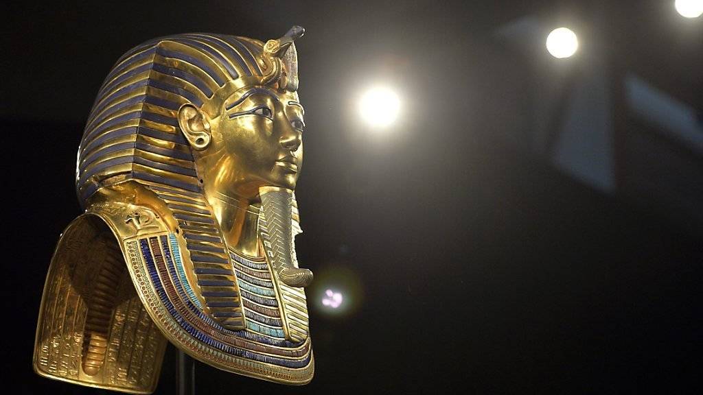 Nachdem der Kinnbart abgebrochen ist, wurde sie in Kairo unsachgemäss geflickt. Jetzt haben deutsche Spezialisten Tutanchamuns Totenmaske wiederhergestellt. (Archivbild)