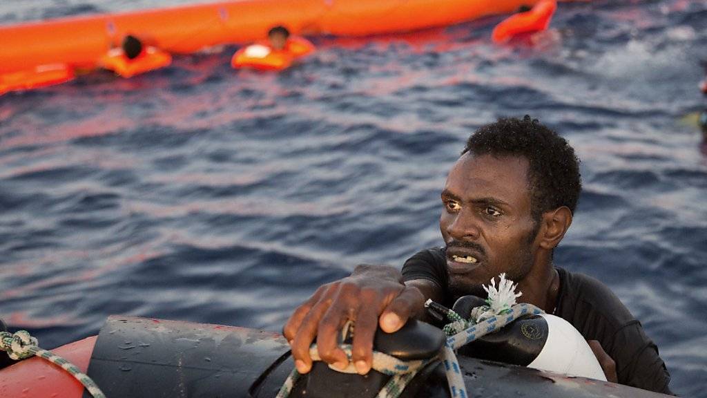 Ein Flüchtling aus Eritrea bei einer Rettungsaktion im Mittelmeer im vergangenen Jahr. In der Schweiz beschäftigt die Aufnahme von eritreischen Flüchtlingen das Parlament.