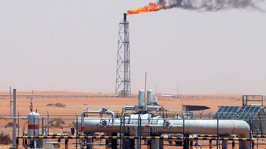Ende des Preiszerfalls: Nach Monaten mit sinkenden Preisen ist Erdöl wieder teurer geworden. (Archiv: Ölfeld Khurais in Saudi-Arabien)