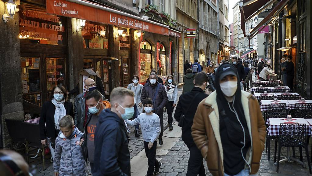 In Frankreich haben sich binnen 24 Stunden 26'896 Menschen mit dem Coronavirus infiziert – das sind so viele wie noch nie seit Beginn der Pandemie. Foto: Laurent Cipriani/AP/dpa