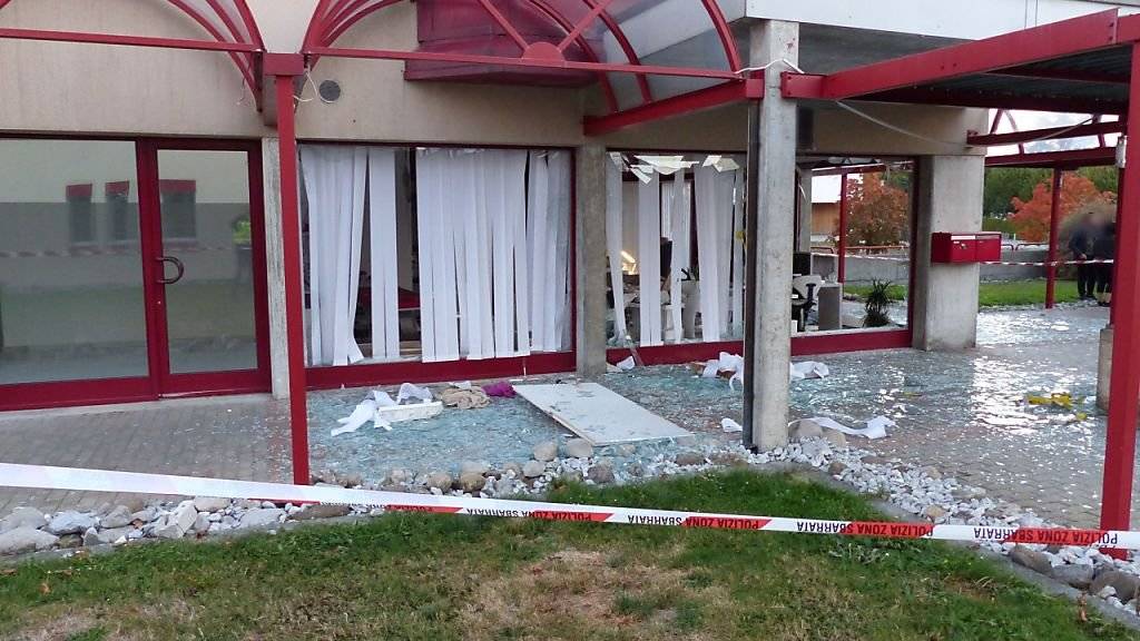 Aufgrund einer Explosion barsten die Fenster eines Geschäftsgebäudes in Givisiez FR.