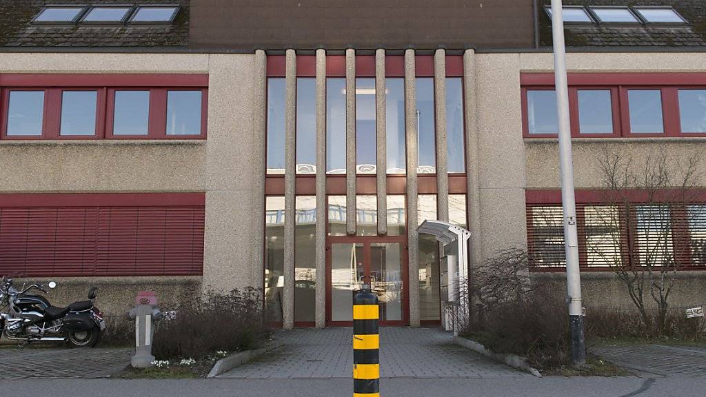 Das Gebäude der Serafe AG in Fehraltdorf ZH. Die neue Erhebungsstelle für die Radio- und Fernsehgebühren verwendet gemäss dem Verband Schweizerischer Einwohnerdienste (VSED) nicht die aktuellsten Daten der Einwohnerregister. (Archivbild)