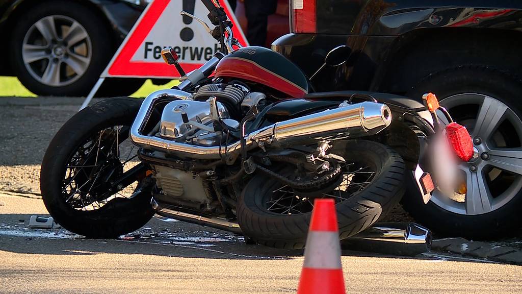 Motorrad kollidiert in Grüt (ZH) mit Auto: 29-jähriger Töfffahrer schwer verletzt