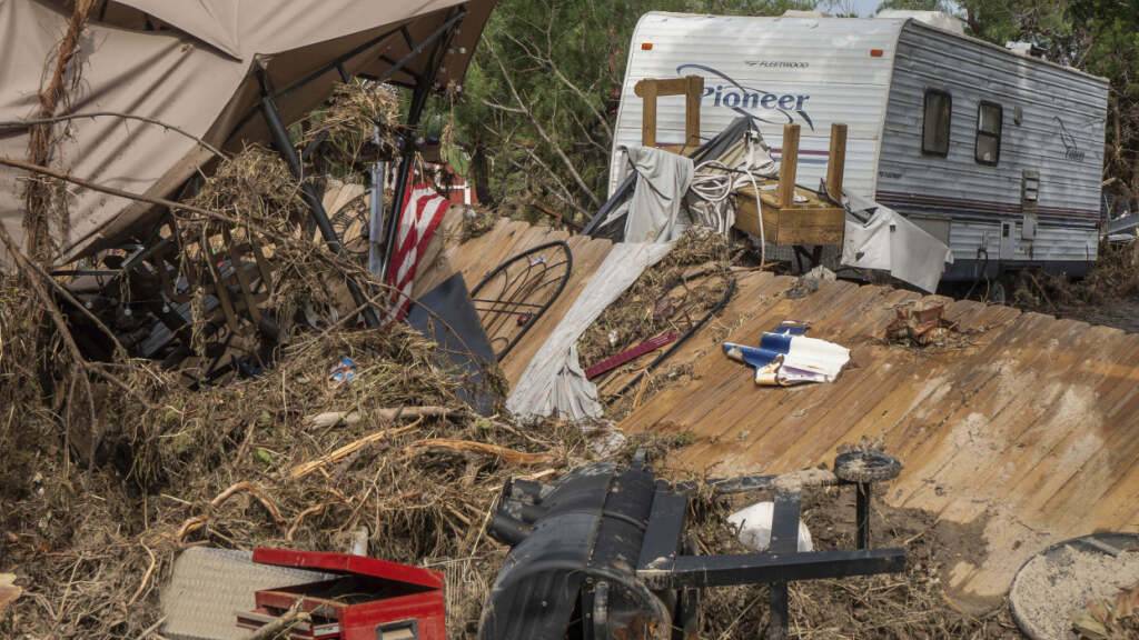 Trümmer von Überschwemmungen sind auf dem Cedar Stays RV Park in Marble Falls, Texas, zu sehen. Foto: Mikala Compton/Austin American-Statesman/AP/dpa - ACHTUNG: Nur zur redaktionellen Verwendung und nur mit vollständiger Nennung des vorstehenden Credits