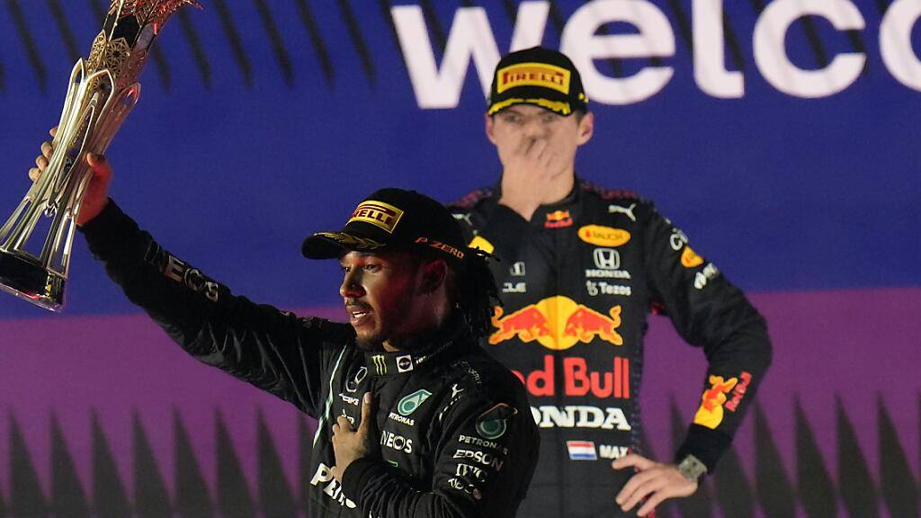 Lewis Hamilton stemmt in Dschidda vor den Augen von Max Verstappen den Siegerpokal. Wiederholt sich das Szenario auch beim Saisonfinale in Abu Dhabi?