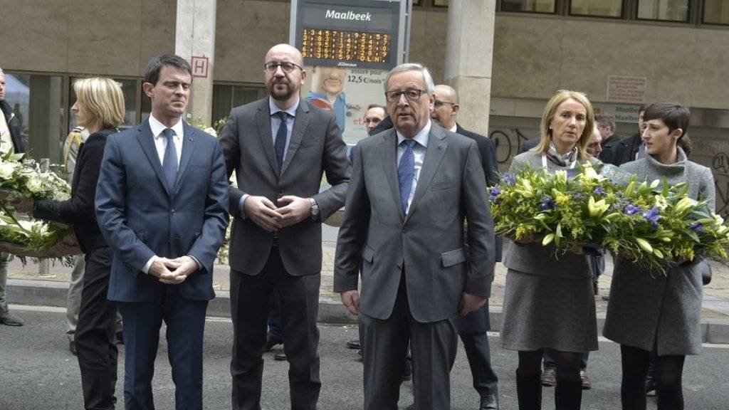 Schweigeminute für die Opfer der Anschläge: Frankreichs Premier Manuel Valls, Belgiens Premier Charles Michel und EU-Kommissionschef Jean-Claude Juncker (von links) bei der Metrostation Maelbeek in Brüssel.