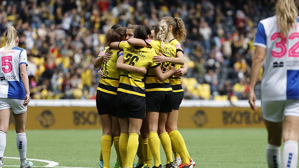 Nach Sieg über die Grasshoppers: Die Spielerinnen der Young Boys jubeln über ihren erstmaligen Einzug in die Halbfinals der Women's Super League