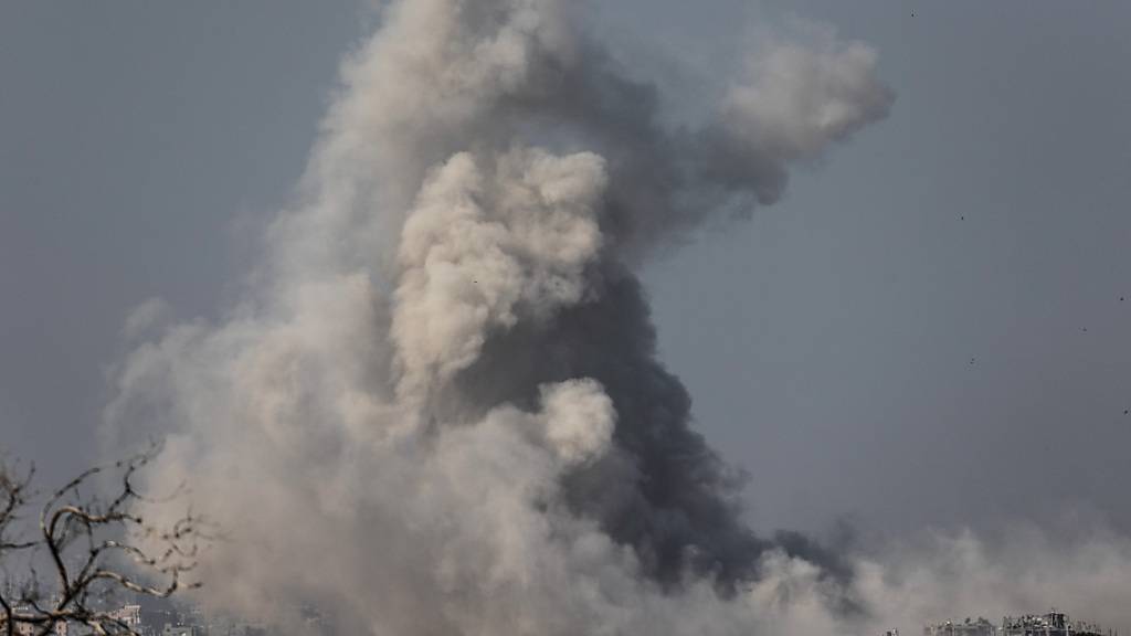 dpatopbilder - Rauch steigt am Ende einer siebentägigen Waffenruhe nach einem israelischen Luftangriff im Gazastreifen auf. Foto: Ilia Yefimovich/dpa