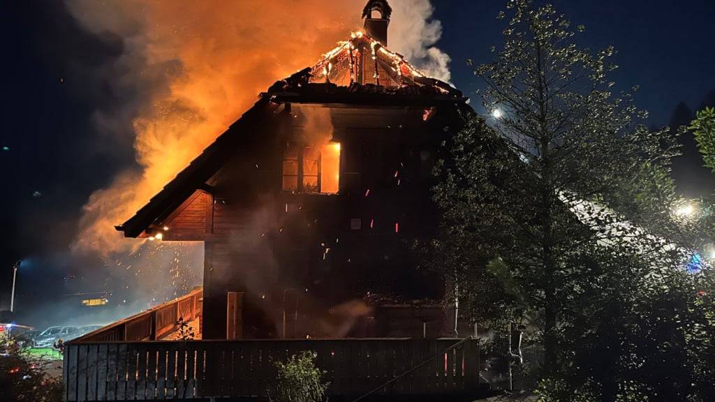 Beim Brand im Wohnhaus in Langnau bei Reiden hat sich am Sonntagabend eine Person verletzt.