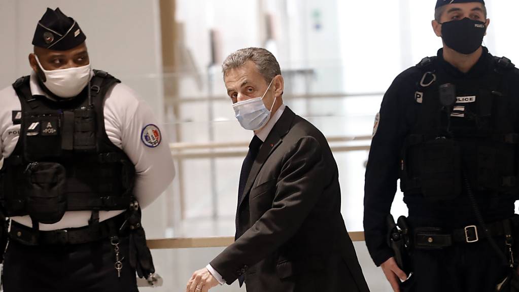 Nicolas Sarkozy, ehemaliger Präsident Frankreichs, trifft zu einer Anhörung im Gerichtsgebäude ein. 