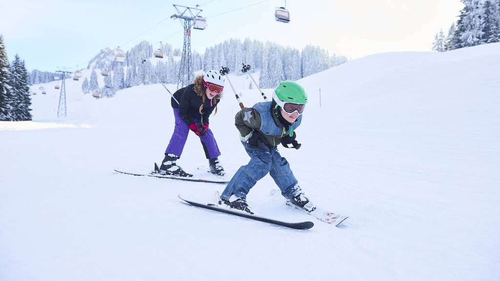 Kinder Skifahren Symbolbild