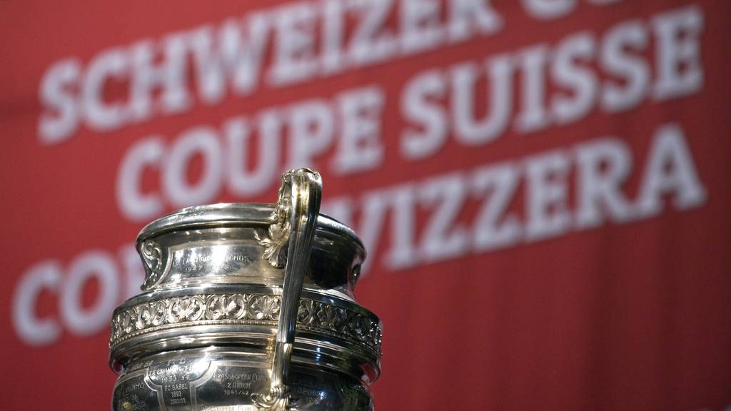 Die Trophaee des Gewinners des Schweizer Fussball Cups steht am Freitag, 22. August 2008, auf dem Berner Hausberg Gurten, anlaesslich der Ziehung der 1. Hauptrunde des Schweizer Fussball Cup 2008/09.
