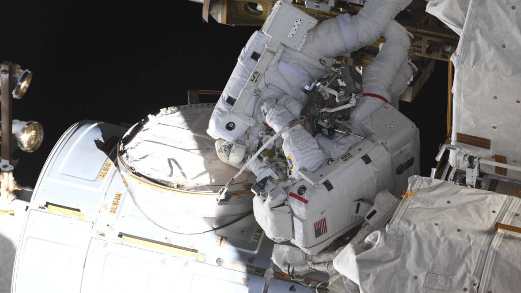 HANDOUT - Matthias Maurer (oben), deutscher ESA-Astronaut, und Raja Chari, US-amerikanischer NASA-Astronaut, arbeiteten 2022 während eines Außeneinsatzes an der Raumstation ISS. Astronaut Matthias Maurer hat seinen Außeneinsatz als «eines der herausragendsten Erlebnisse meines Lebens» bezeichnet. Foto: -/NASA/ESA/dpa - ACHTUNG: Nur zur redaktionellen Verwendung und nur mit vollständiger Nennung des vorstehenden Credits