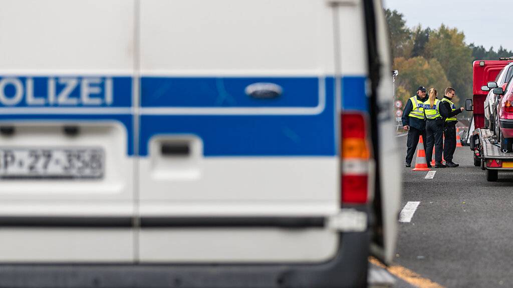 Die stationären Kontrollen an den deutschen Grenzen zu Polen, Tschechien und der Schweiz werden um weitere 20 Tage verlängert. Darüber informierte die deutsche Innenministerin Nancy Faeser die EU-Kommission. Foto: Frank Hammerschmidt/dpa