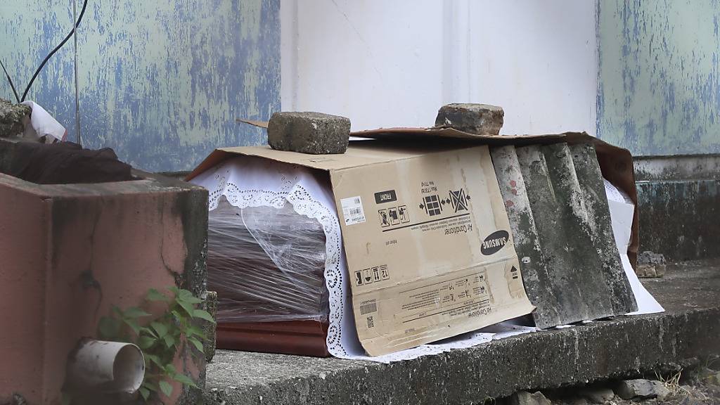 Sogar auf den Strassen werden in Ecuador Leichen von Coronavirus-Opfern aufgebahrt, weil die Leichenhallen der Spitäler überfüllt sind.