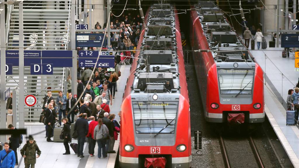 Die Deutsche Bahn verspricht sich von einem Alkoholverbot mehr Sicherheit. (Archivbild)
