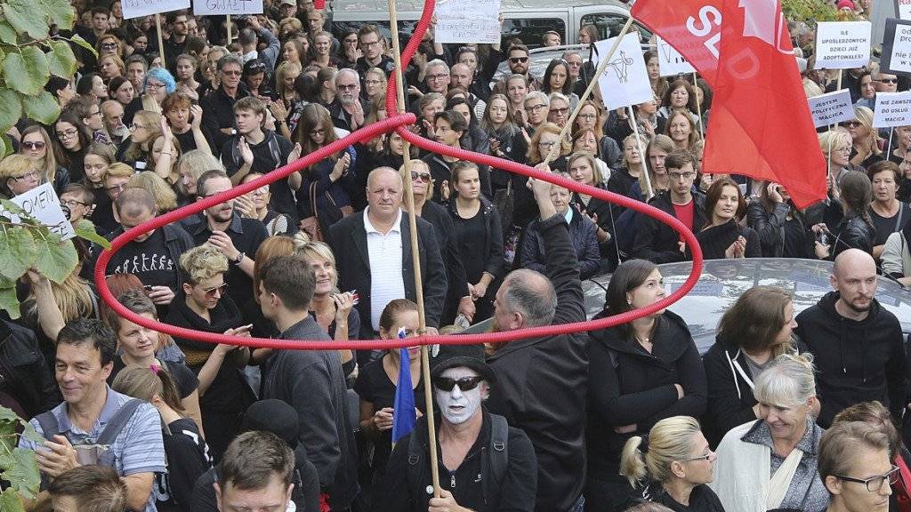Tausende Menschen forderten vor dem Parlament in Warschau das Recht auf Schwangerschaftsabbruch.