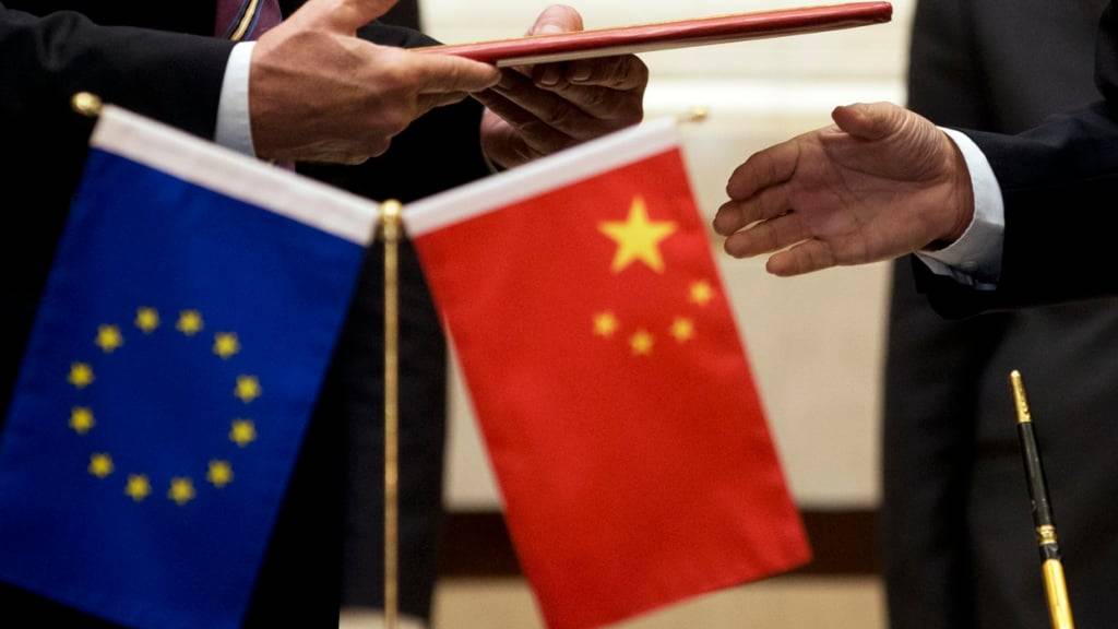 ARCHIV - Ein Mitglied der Europäischen Kommission (l) bereitet sich auf den Austausch von Dokumenten mit der chinesischen Delegation bei einer Unterzeichnungszeremonie nach dem 5. Wirtschafts- und Handelsdialog zwischen China und der EU im Diaoyutai State Guest House vor. Foto: Andy Wong/AP/dpa