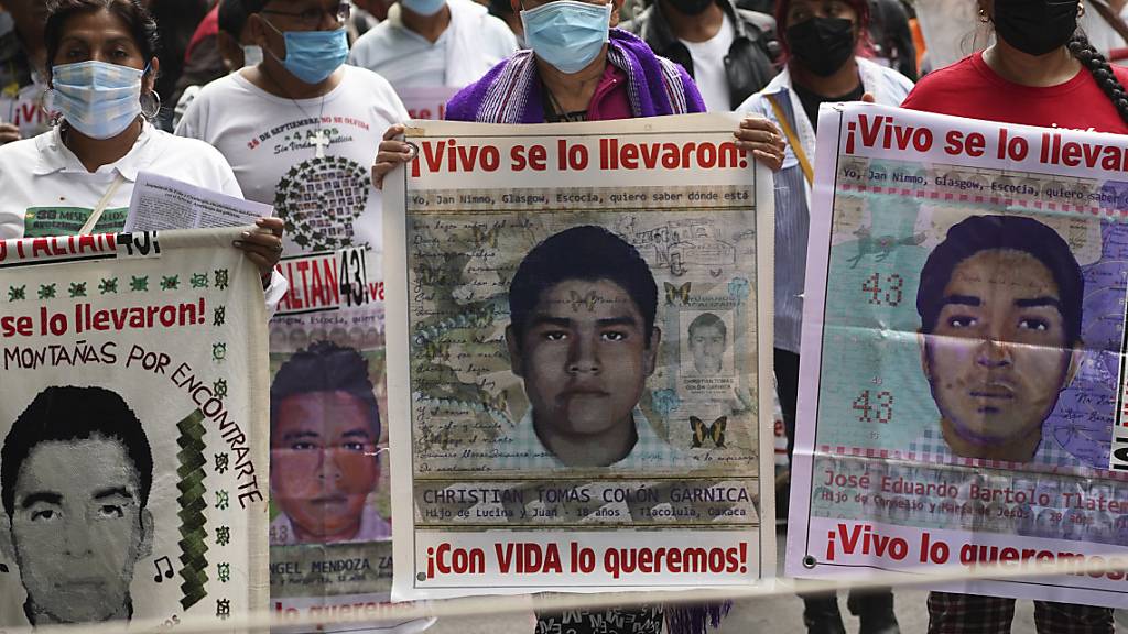 Demonstranten nehmen an einer Demonstration für Gerechtigkeit für die 43 verschwundenen Ayotzinapa-Studenten teil. Sechs der 43 im Jahr 2014 verschleppten Studenten sollen tagelang in einem Lagerhaus am Leben gehalten und dann dem örtlichen Armeekommandanten übergeben worden sein. Foto: Marco Ugarte/AP/dpa