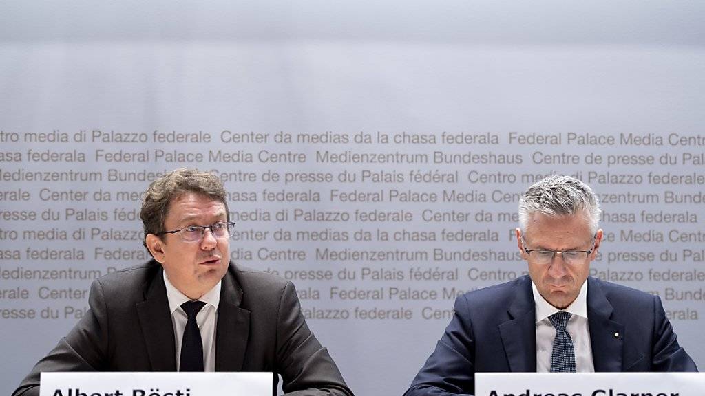 SVP-Präsident Albert Rösti (BE) und SVP-Nationalrat Andreas Glarner (AG) an einer Medienkonferenz gegen den Uno-Migrationspakt. Skepsis gibt es auch in den Reihen der FDP und CVP. (Archiv)