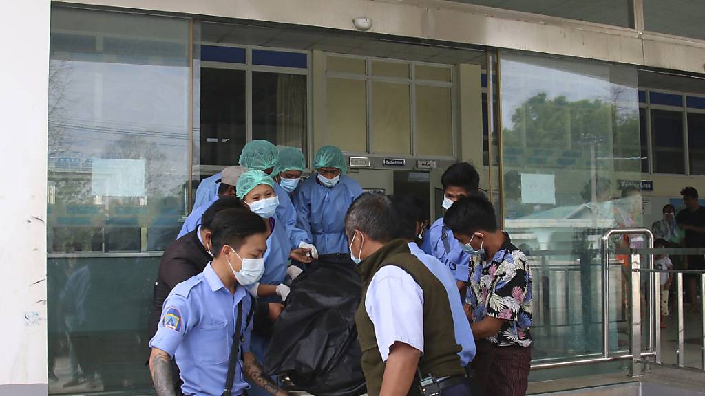 Ein Leichensack, der die Überreste einer jungen Frau enthält, wird aus dem 1000-Betten-Krankenhaus in Naypyitaw herausgebracht. Foto: Uncredited/AP/dpa