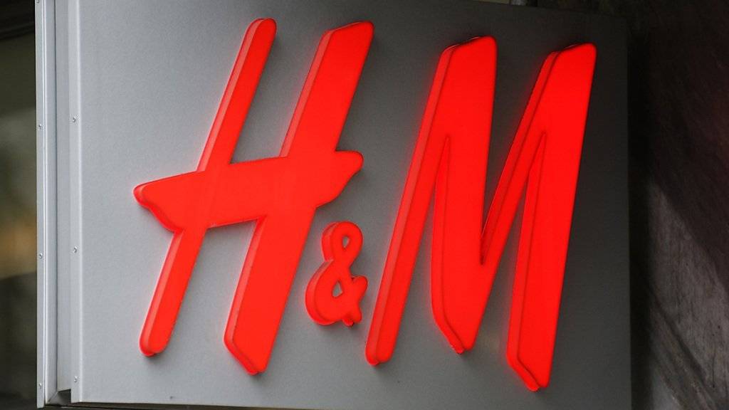 Der Traumsommer lässt die Gewinne von H&M schmelzen. (Archiv)