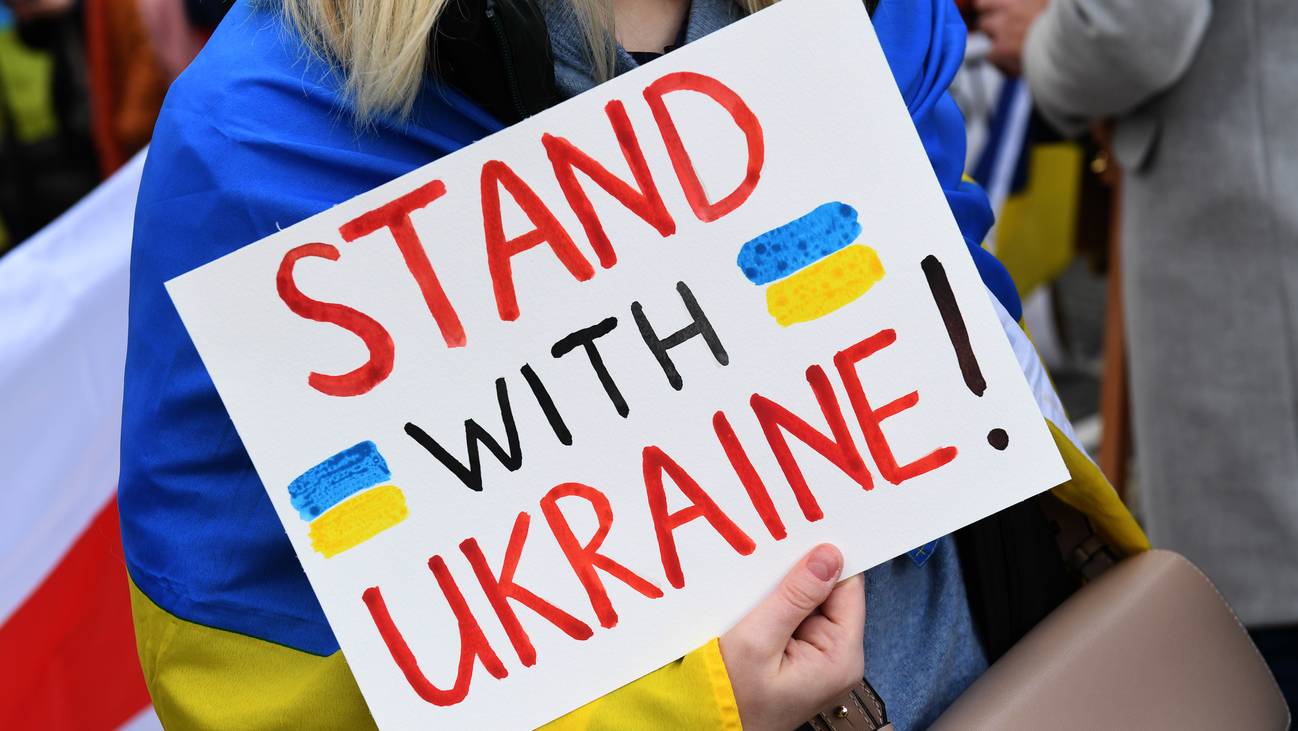 Stand with Ukraine Schild Demo Solidarität