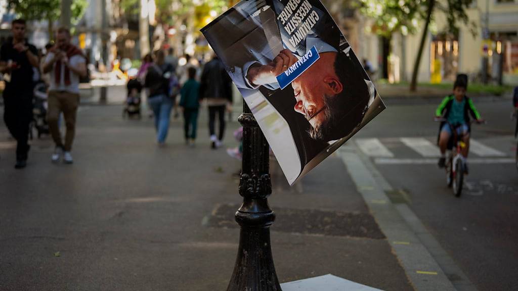 Ein Wahlplakat in Barcelona zeigt ein Porträt des flüchtigen ehemaligen Regionalpräsidenten Carles Puigdemon. Foto: Emilio Morenatti/AP/dpa