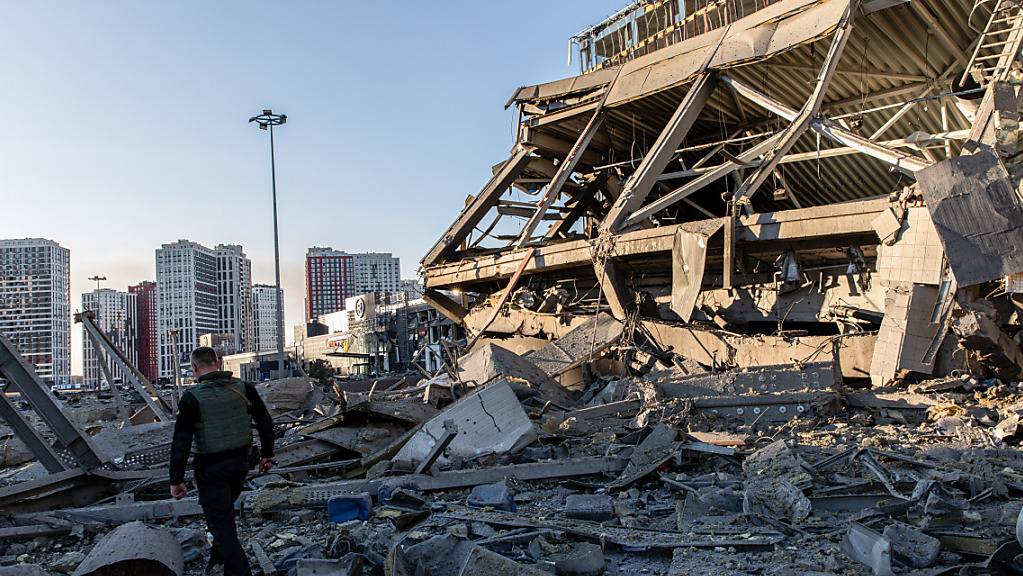 ARCHIV - Zerstörungen in Kiew. Der ukrainische Präsidentenberater Mychajlo Podoljak hat sich erstmals zu einem möglichen Zeitpunkt für ein Kriegsende geäußert. Foto: Alex Chan Tsz Yuk/SOPA Images via ZUMA Press Wire/dpa