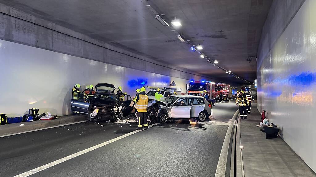 Drei Verletzte bei Frontalkollision in Tunnel bei Bütschwil SG