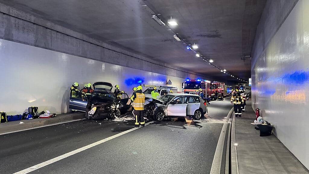 In einem Tunnel auf der Umfahrungsstrasse in Bütschwil krachten zwei Autos frontal ineinander.